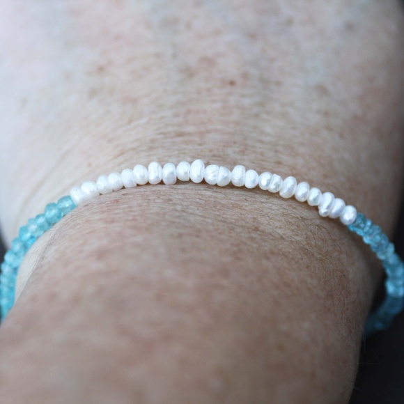 Handcrafted Green Apatite and Pearl Bracelet 14k Yellow Gold Filled 7" - 7.5" - Picture 2 of 5